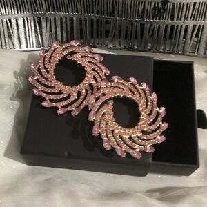 - 🌸GoldTone Pink Crystal Spiral Fanfare Earrings